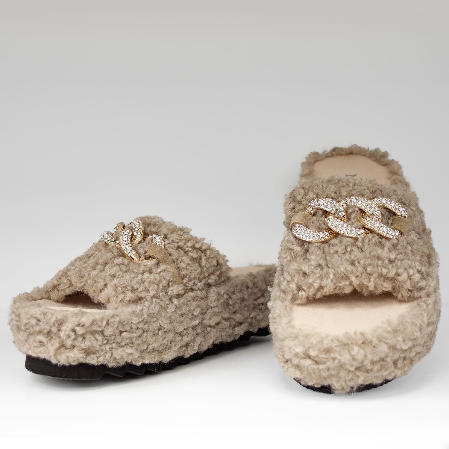 Domowe kapcie Macarena – beżowe, z futerkiem, eleganckie z cyrkoniami - widok z przodu.