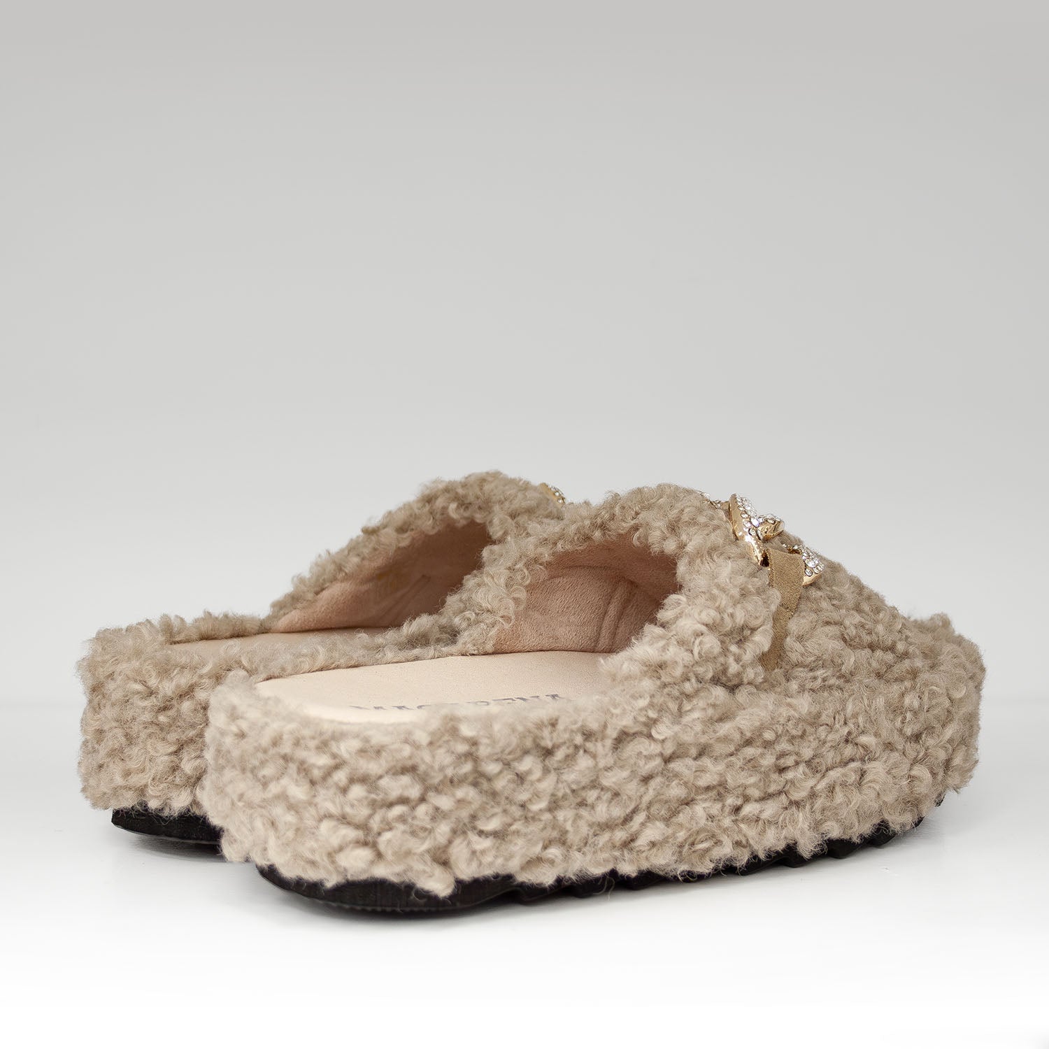 Domowe kapcie Macarena – beżowe, z futerkiem, eleganckie z cyrkoniami - widok z tyłu.