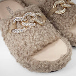 Domowe kapcie Macarena – beżowe, z futerkiem, eleganckie z cyrkoniami - zbliżenie. 