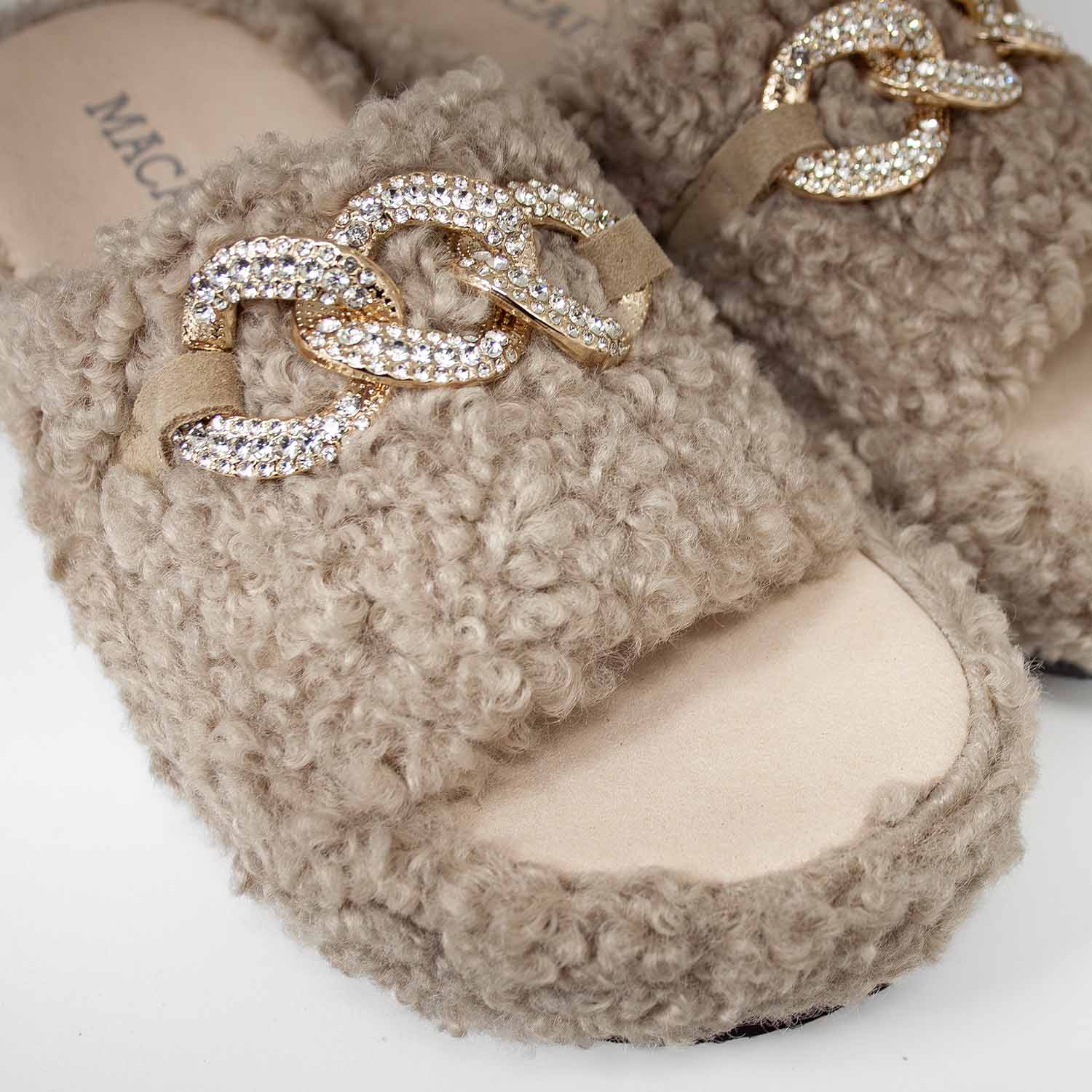 Domowe kapcie Macarena – beżowe, z futerkiem, eleganckie z cyrkoniami - zbliżenie. 
