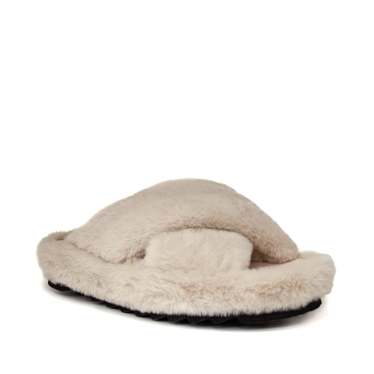 Kapcie Macarena – beżowe, z futerkiem, klapki domowe - widok pod katem.