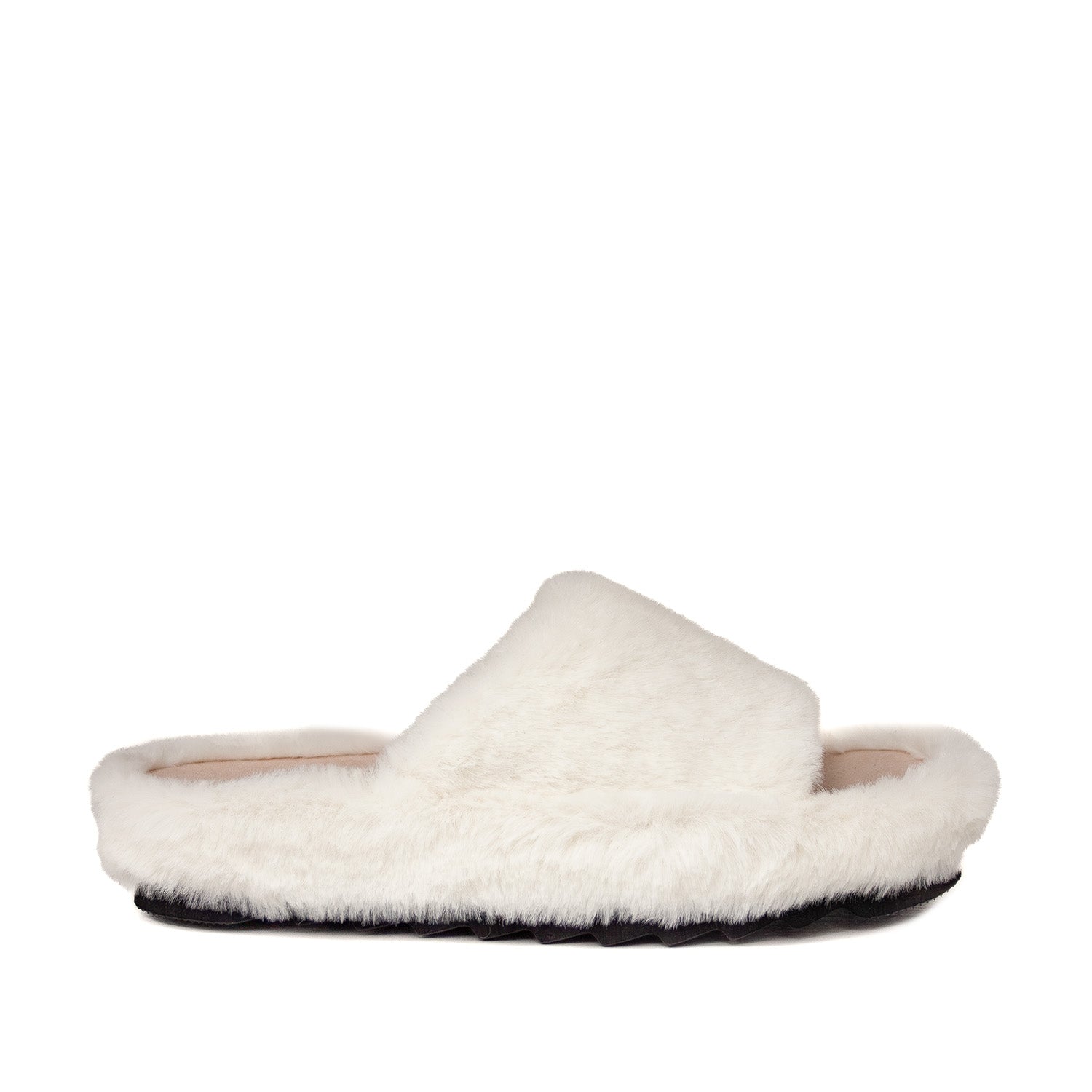 Kapcie Macarena – białe, z futerkiem, klapki domowe - widok z boku