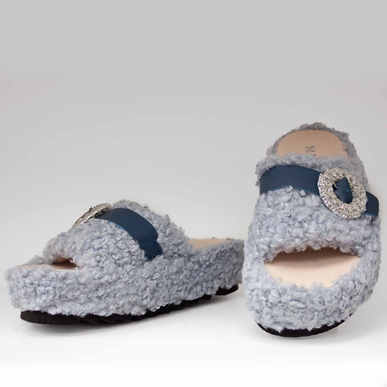 Domowe kapcie Macarena – eleganckie, z futerkiem, niebieskie, klapki na prezent - widok z przodu.