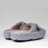 Domowe kapcie Macarena – eleganckie, z futerkiem, niebieskie, klapki na prezent - widok z tyłu.