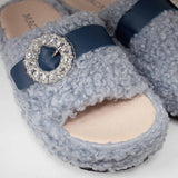 Domowe kapcie Macarena – eleganckie, z futerkiem, niebieskie, klapki na prezent - zbliżenie.