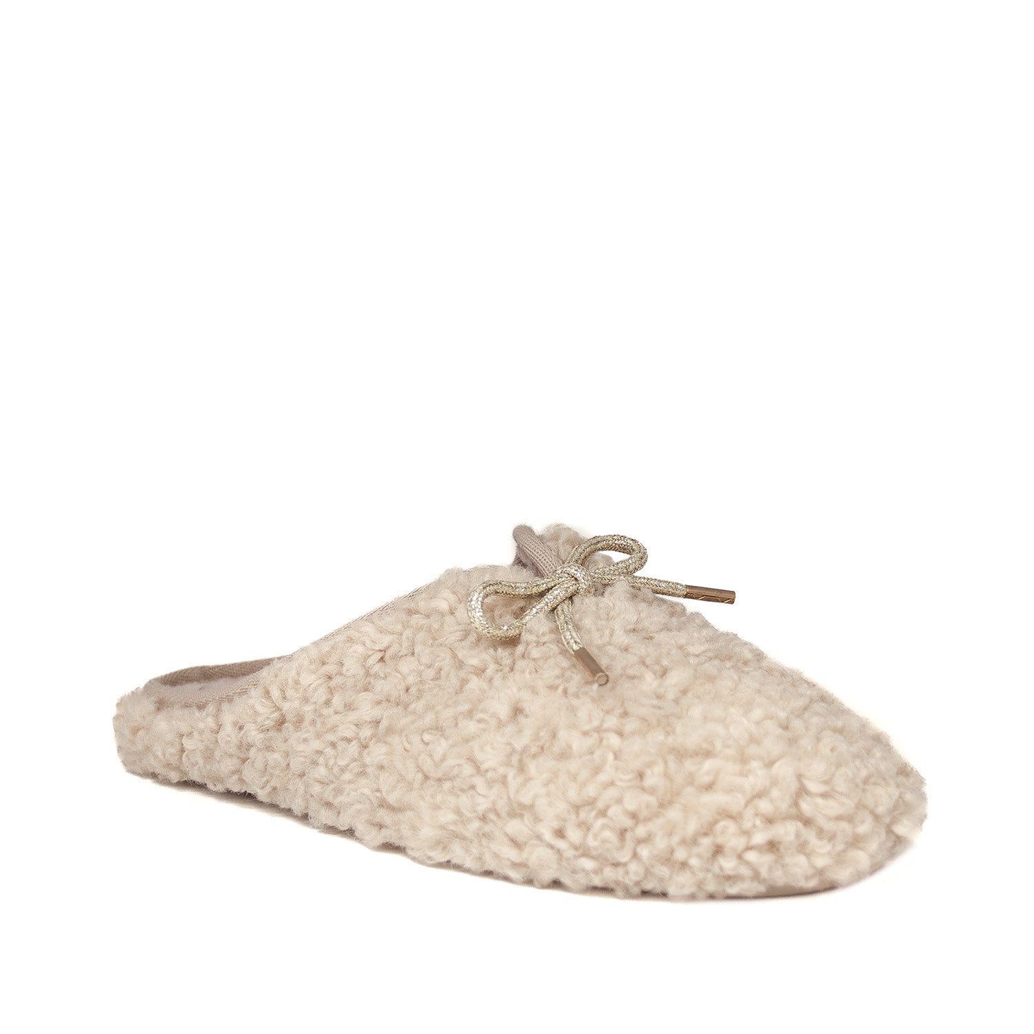 Domowe kapcie Macarena – kremowe, eleganckie, z futerkiem - widok pod kątem.