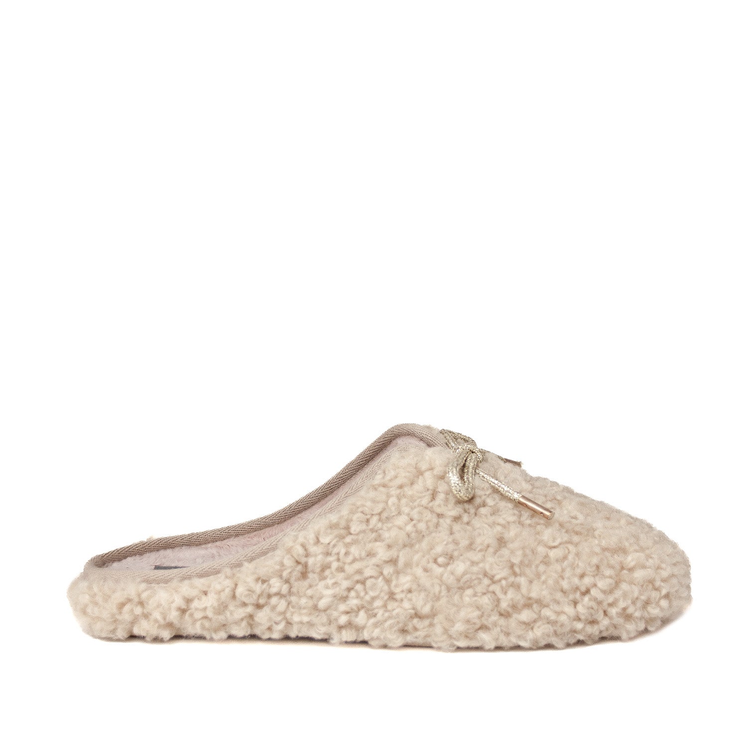 Domowe kapcie Macarena – kremowe, eleganckie, z futerkiem - widok z boku.