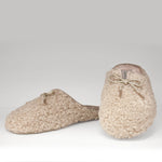 Domowe kapcie Macarena – kremowe, eleganckie, z futerkiem - widok z przodu.