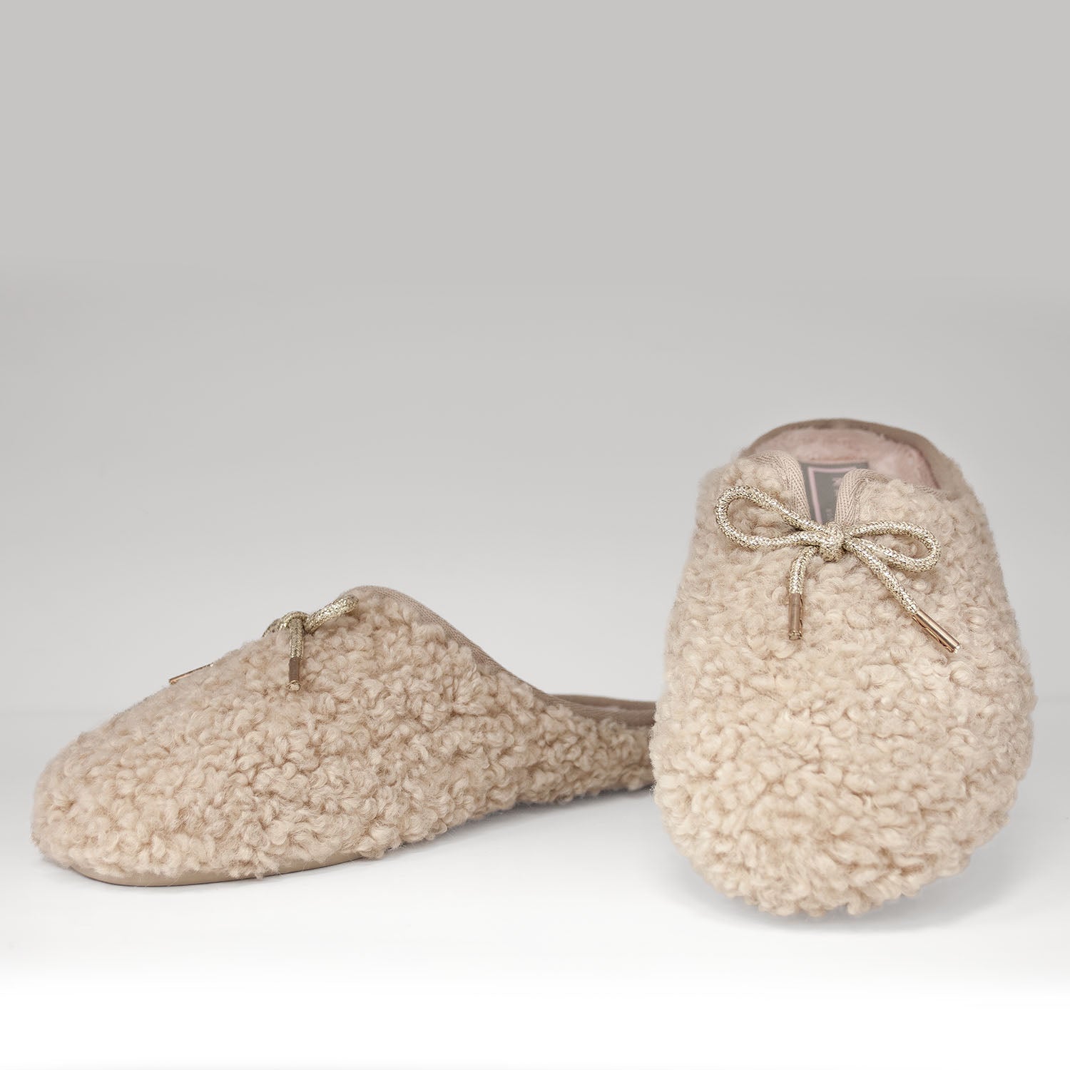 Domowe kapcie Macarena – kremowe, eleganckie, z futerkiem - widok z przodu.