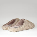 Domowe kapcie Macarena – kremowe, eleganckie, z futerkiem - widok z tyłu.