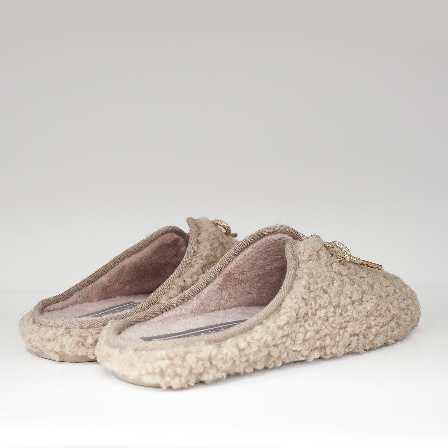 Domowe kapcie Macarena – kremowe, eleganckie, z futerkiem - widok z tyłu.