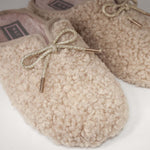 Domowe kapcie Macarena – kremowe, eleganckie, z futerkiem - zbliżenie.