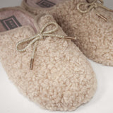 Domowe kapcie Macarena – kremowe, eleganckie, z futerkiem - zbliżenie.