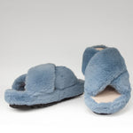 Kapcie Macarena – niebieskie, z futerkiem, klapki domowe - widok z przodu.