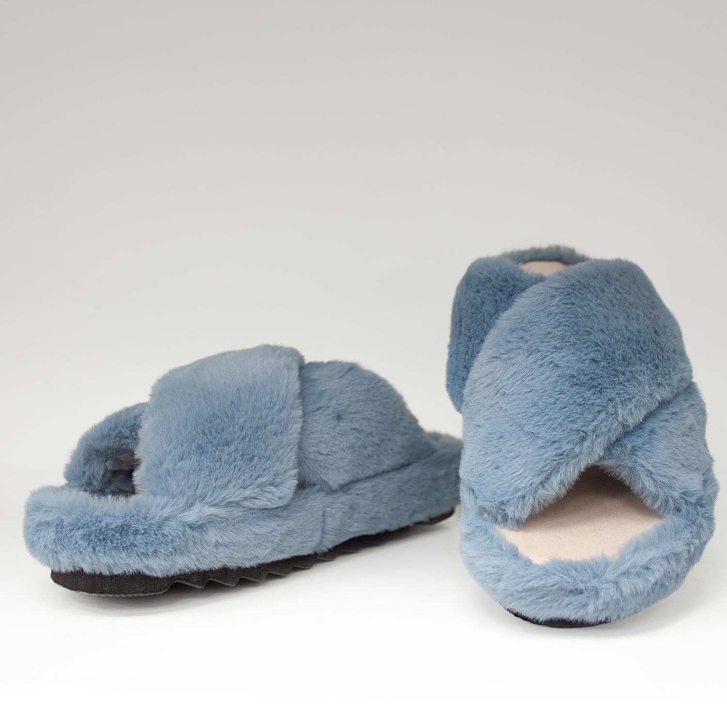 Kapcie Macarena – niebieskie, z futerkiem, klapki domowe - widok z przodu.