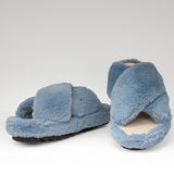 Kapcie Macarena – niebieskie, z futerkiem, klapki domowe - widok z przodu.