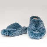 Kapcie Macarena – niebieskie, z futerkiem, klapki