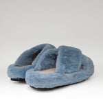 Kapcie Macarena – niebieskie, z futerkiem, klapki domowe - widok z tyłu.