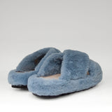 Kapcie Macarena – niebieskie, z futerkiem, klapki domowe - widok z tyłu.