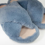 Kapcie Macarena – niebieskie, z futerkiem, klapki domowe - zbliżenie.