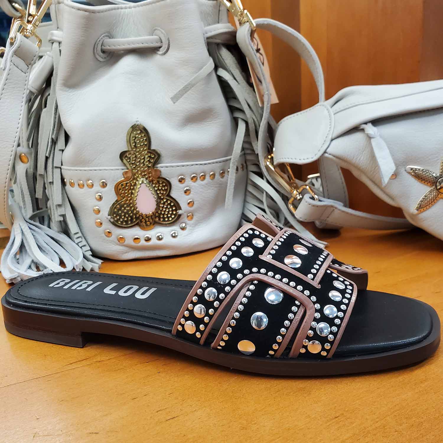 Klapki Bibi Lou – czarne, skórzane, z nitami, widok z drugiego boku – staranne wykonanie, elegancki profil, ozdobna cholewka.