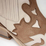 Skórzane Kowbojki Alma En Pena ze skóry naturalnej w westernowym stylu bliżenie na fakturę skóry.