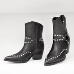 Kowbojki Tosca Blu – czarne, skórzane, z napami - widok z przodu.