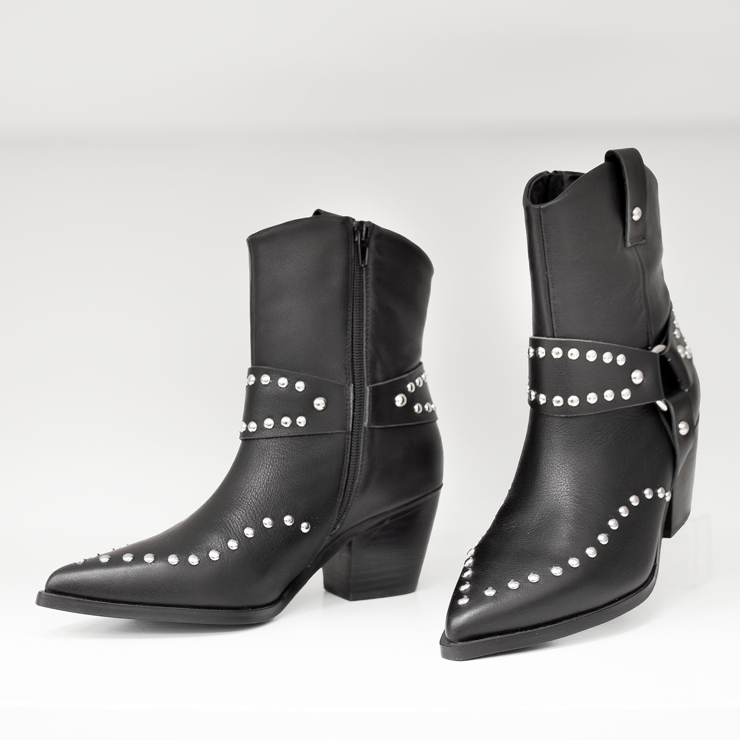 Kowbojki Tosca Blu – czarne, skórzane, z napami - widok z przodu.