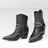 Kowbojki Tosca Blu – czarne, skórzane, z napami - widok z przodu.