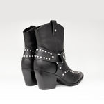 Kowbojki Tosca Blu – czarne, skórzane, z napami - widok z tyłu.