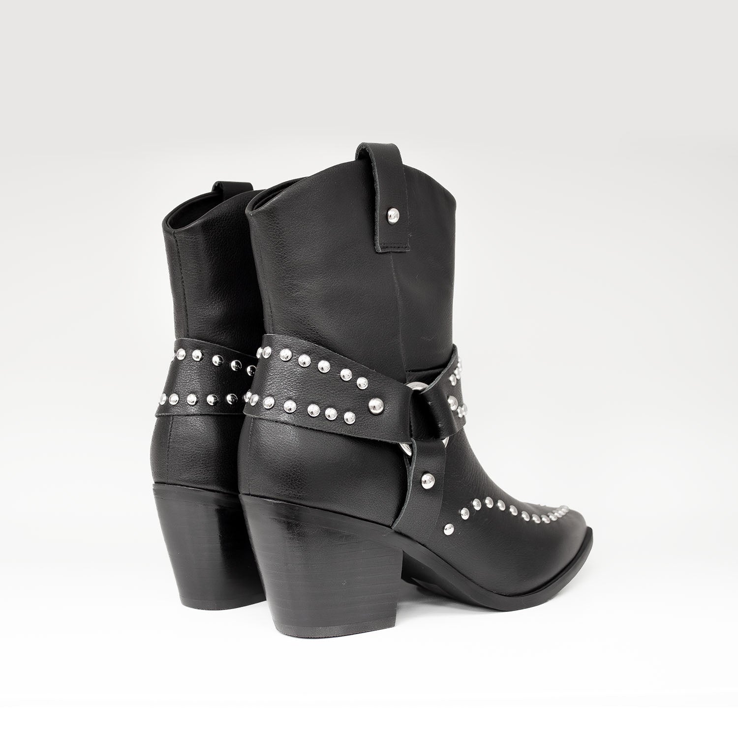 Kowbojki Tosca Blu – czarne, skórzane, z napami - widok z tyłu.