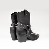 Kowbojki Tosca Blu – czarne, skórzane, z napami - widok z tyłu.