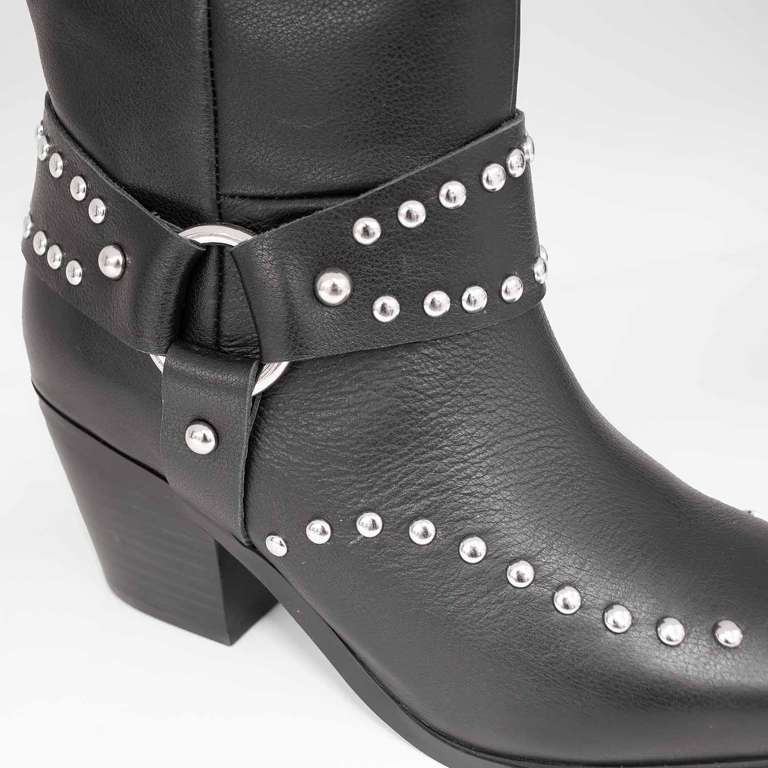 Kowbojki Tosca Blu – czarne, skórzane, z napami - zbliżenie.