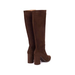 Kozaki Wonders – brązowe, zamszowe, na słupku, widok z tyłu.