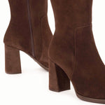 Kozaki Wonders – brązowe, zamszowe, na słupku, zbliżenie.