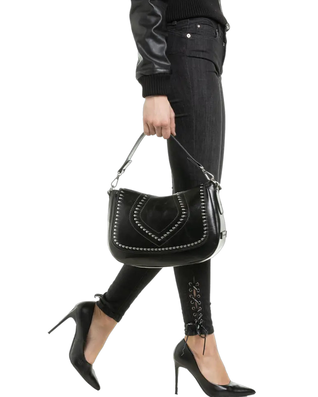 Listonoszka Ripani – czarna, skórzana, z nitami - widok z modelką w czarnym strju i szpilkach.