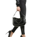 Listonoszka Ripani – czarna, skórzana, z nitami - widok z modelką w czarnym strju i szpilkach.