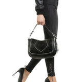 Listonoszka Ripani – czarna, skórzana, z nitami - widok z modelką w czarnym strju i szpilkach.