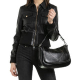 Listonoszka Ripani – czarna, skórzana, z nitami - widok z modelką.