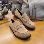 Loafersy hiszpańśkiej marki Bibi Lou – taupe, skórzane, zamszowe - widok z torebką.