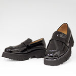 Mokasyny Tuffoni – czarne, lakierowane, włoskie, na platformie - widok z przodu.