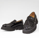 Mokasyny Tuffoni – czarne, lakierowane, włoskie, na platformie - widok z przodu.