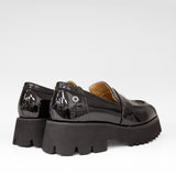 Mokasyny Tuffoni – czarne, lakierowane, włoskie, na platformie - widok z tyłu.