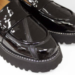 Mokasyny Tuffoni – czarne, lakierowane, włoskie, na platformie - zbliżenie.