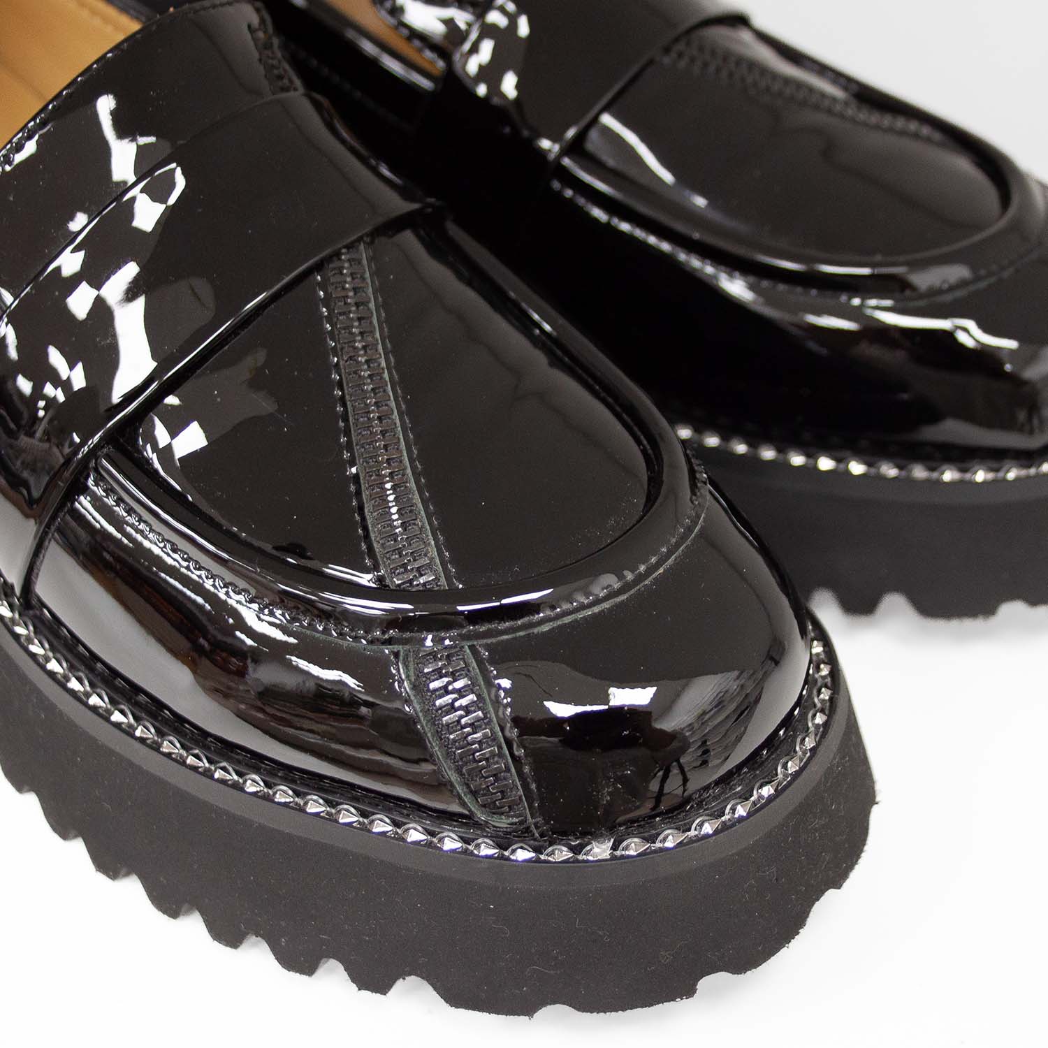 Mokasyny Tuffoni – czarne, lakierowane, włoskie, na platformie - zbliżenie.