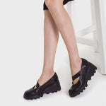 Półbuty Wonders – czarne, skórzane, na platformie, z nowej kolekcji, zapinane na rzep, widok z modelką.