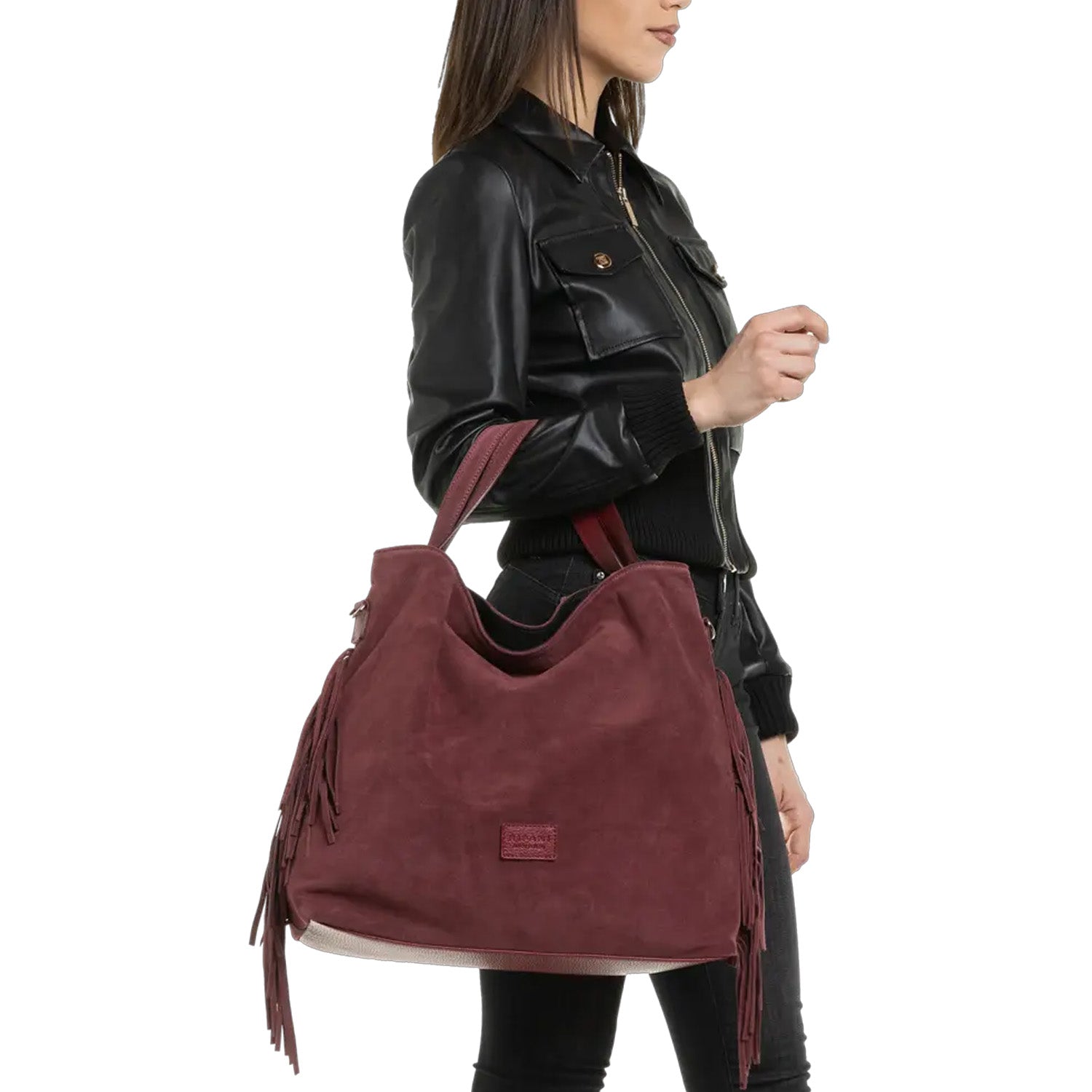 Shopperka Ripani – bordowa, z frędzlami, włoska, ze skóry zamszowej - widok z modelką.