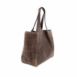 Brązowa shopperka Vesuvio włoskie marki Ripani wykonana z naturalnej skóry licowej oraz futrzastych wstawek po bokach - widok pod kątem.