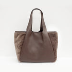 Brązowa shopperka Vesuvio włoskie marki Ripani wykonana z naturalnej skóry licowej oraz futrzastych wstawek po bokach - widok z tyłu.