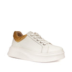 Hiszpańskie sneakersy Alma En Pena – białe, skórzane, z cyrkoniami - widok pod kątem.